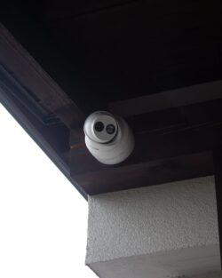 Montaż kamery pod wiatą